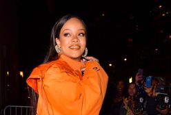 Rihanna w neonowej stylizacji. Pomarańczowy strój skutecznie przyciągał wzrok
