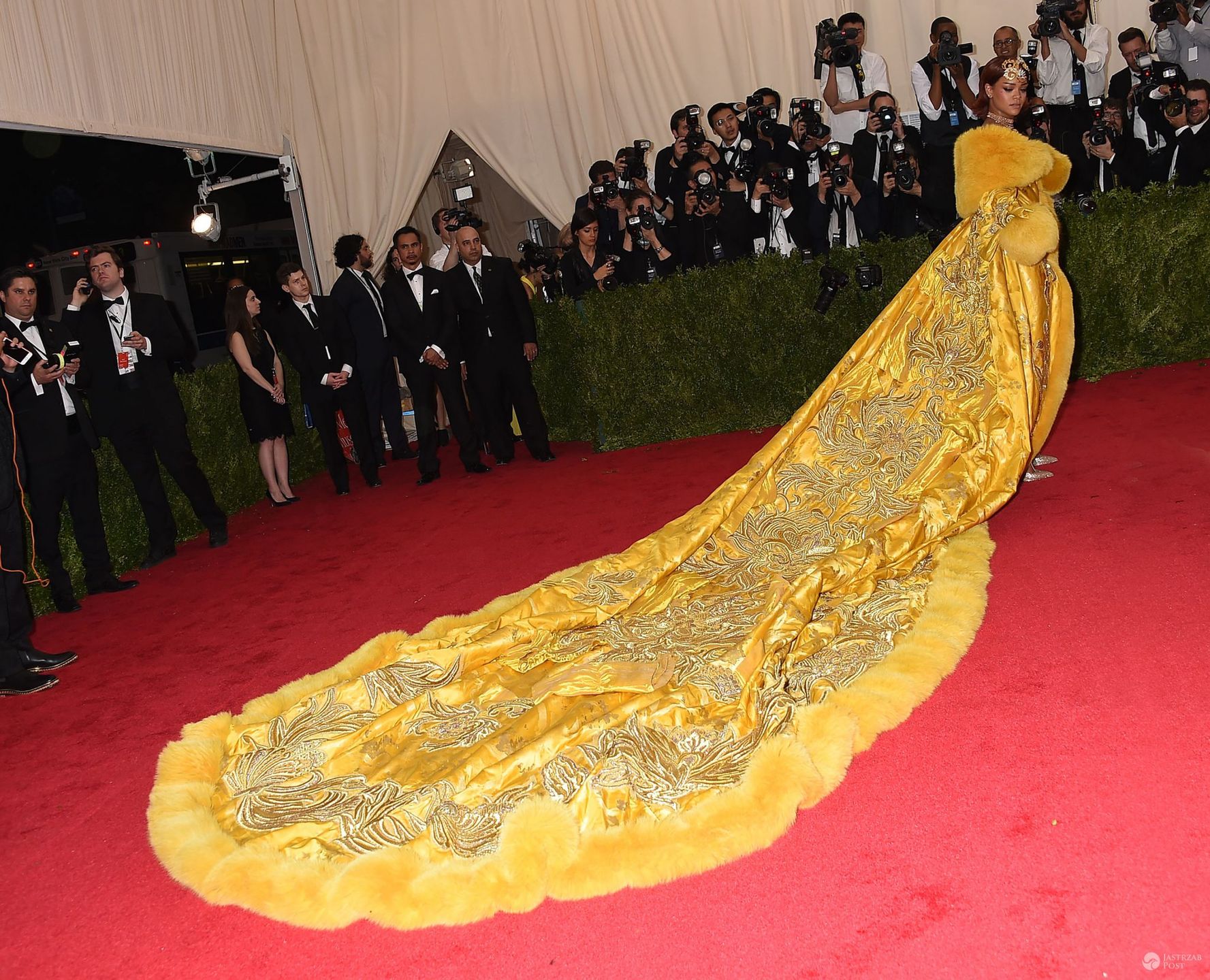 Kreacja: Guo Pei. Rihanna, MET Gala 2015 (fot. ONS)