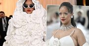 MET Gala 2023. Rihanna w zjawiskowej sukni odsłania ciążowe krągłości. Poród zbliża się wielkimi krokami