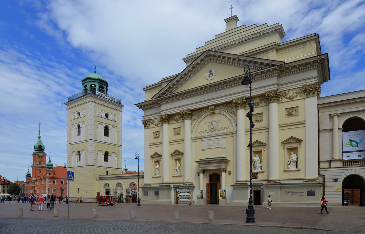 Protestujący wtargnął do kościoła z plakatem "Konstytucja". "Skandaliczne zachowanie"