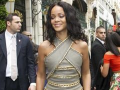 Rihanna w dresie i eleganckich butach