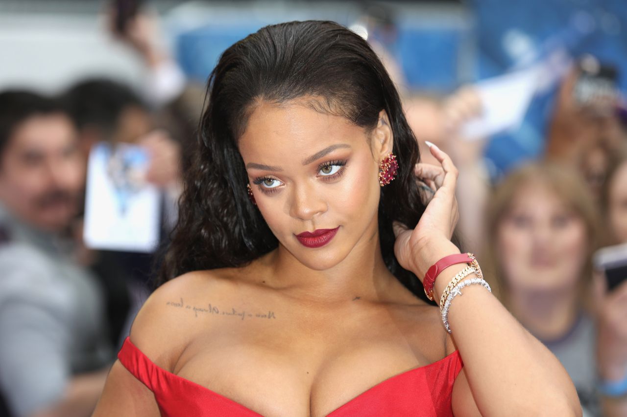 Rihanna w kreacji od Giambattista Valli. Chciała ukry�ć, że przytyła?