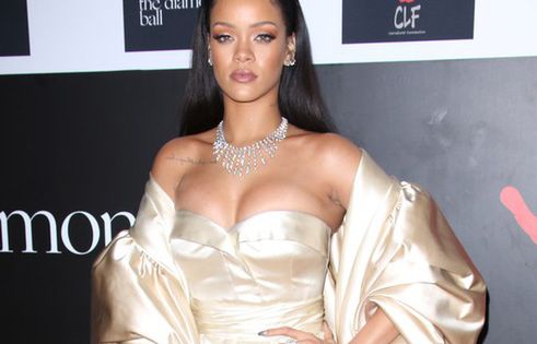 Rihanna założyła prześwitującą bieliznę. Bujny biust wylewa się jej ze stanika