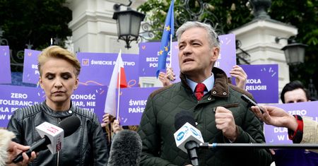 "Tylko nie mów nikomu". Policja zablokowała projekcję filmu Sekielskiego. Wiosna żąda wyjaśnień