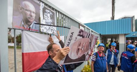 "Solidarność" zdjęła zdjęcia strajkujących w 1980 r. Byli na nich m.in. Lech Wałęsa i Lech Kaczyński