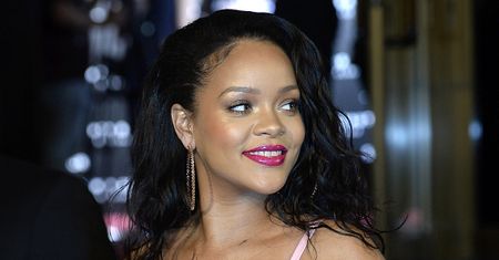 Seksowna Rihanna na promocji własnych kosmetyków. Co za dekolt!