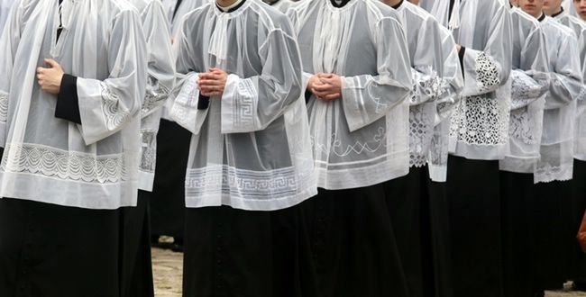 Dlaczego księża zrzucają sutannę?