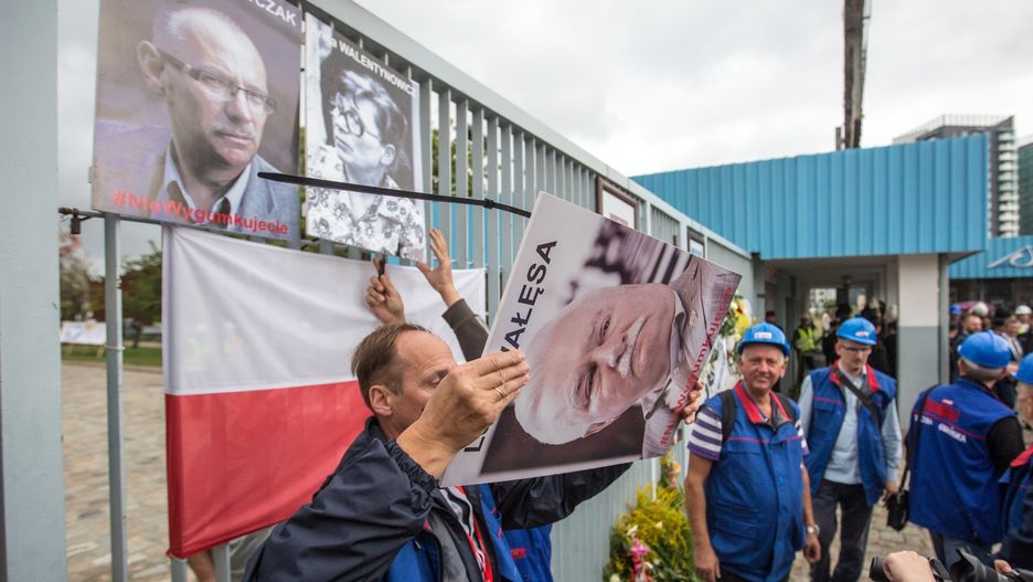 Wśród fotografii zdjętych przez "Solidarność" były wizerunki m.in. Lecha Wałęsy i Lecha Kaczyńskiego