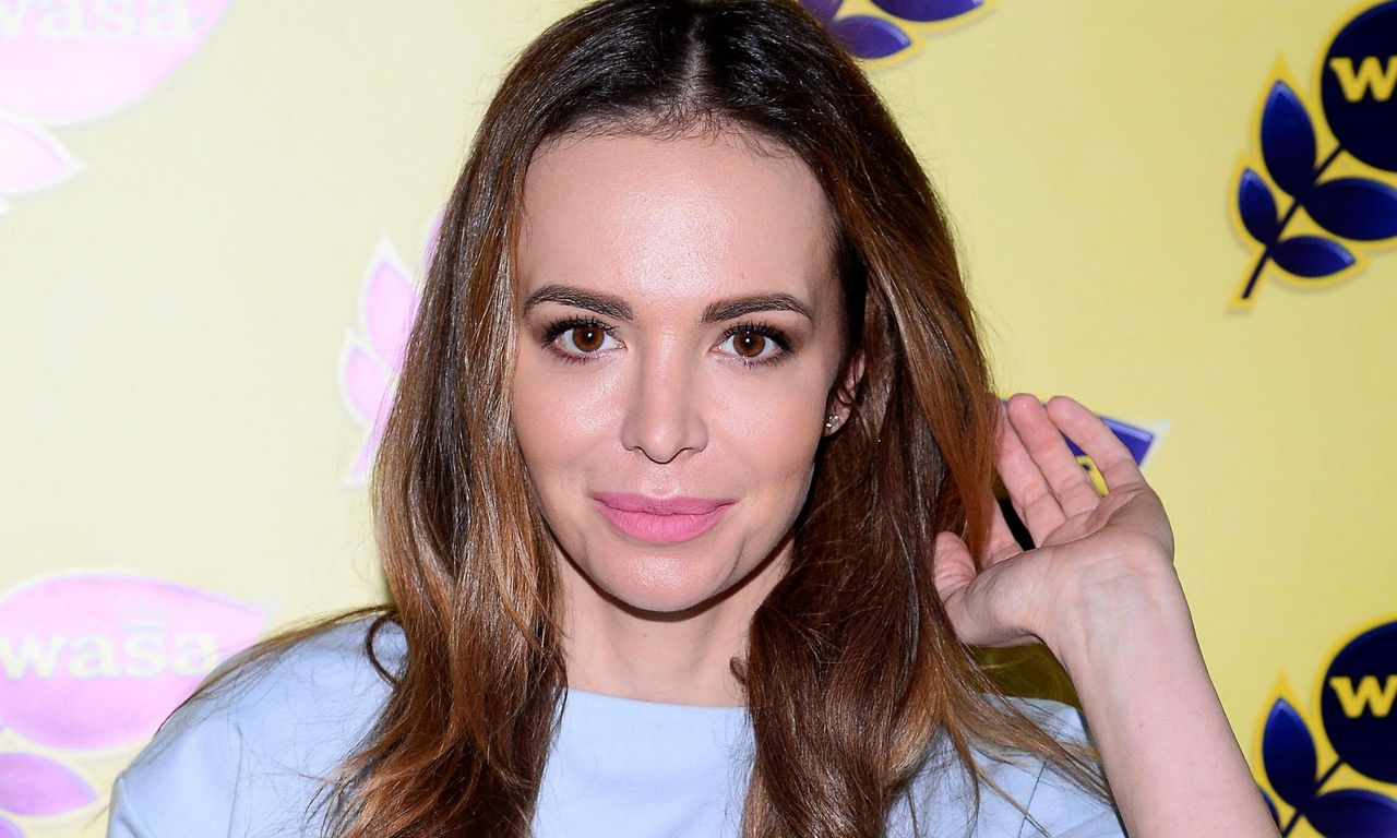 Sukienka na wiosnę. Anna Wendzikowska wybrała model z falbanką, w kolorze bladego różu