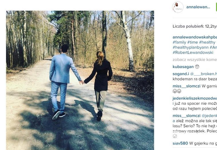 Anna Lewandowska na spacerze z mężem