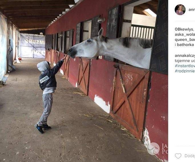 Anna Kalczyńska z synem w stadninie koni