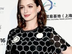 Anne Hathaway w sukience mini