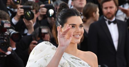 To najgorsza ze stylizacji Kendall Jenner. Suknia przypomina firankę!