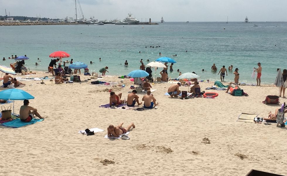 Świat męskich prostytutek w Cannes. "Kobiety płacą za seks bez prezerwatywy. Wtedy szaleją"