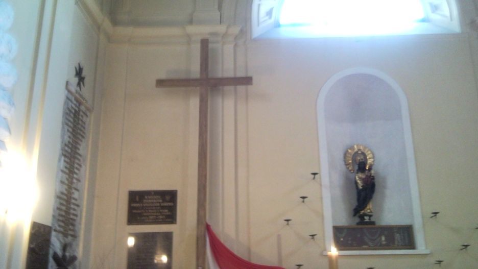 Krzyż, który stał przed Pałacem Prezydenckim, a obecnie znajduje się w kościele św. Anny, trafi na plac Piłsudskiego