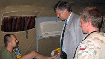 Minister obrony u jednego z rannych żołnierzy