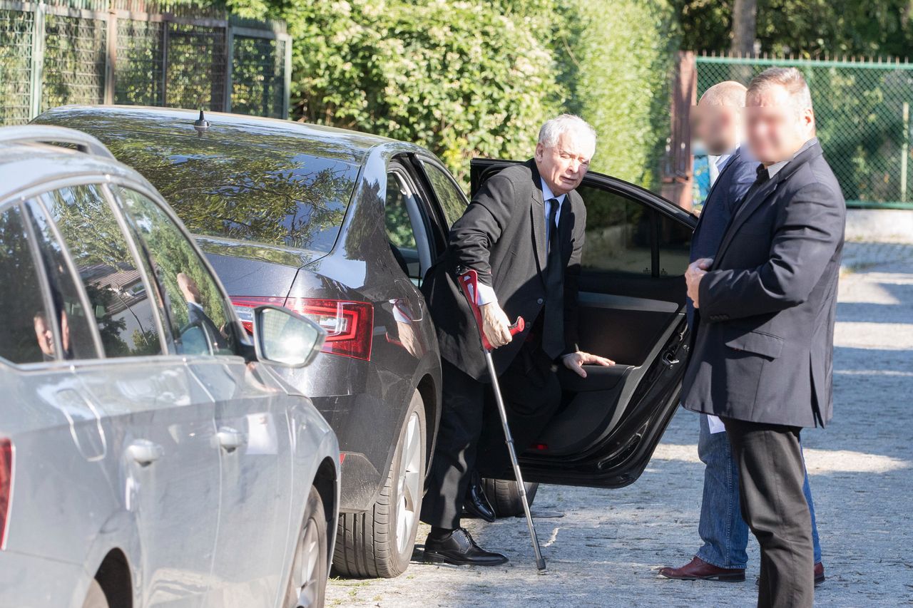 Jarosław Kaczyński cierpi. Niepokojące zdjęcia