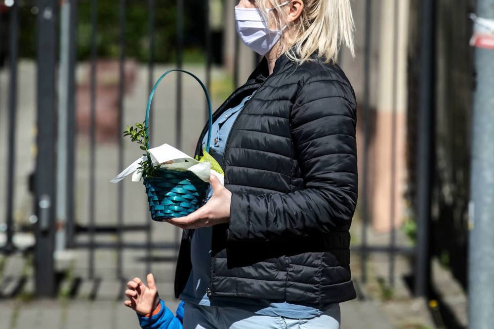 Wielkanoc zimna i deszczowa. Na rezurekcje w ciepłej kurtce, w lany poniedziałek z parasolem