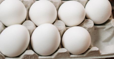 Tak rozpoznasz dobre jajka. Zwróć uwagę na ten niepozorny symbol