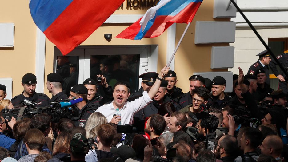 Iwan Żdanow (w białej koszuli) podczas demonstracji