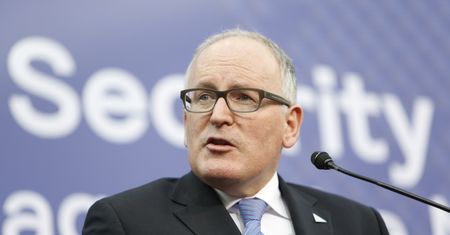 Polacy są podzieleni w kwestii sporu z Unią Europejską. Nowy sondaż