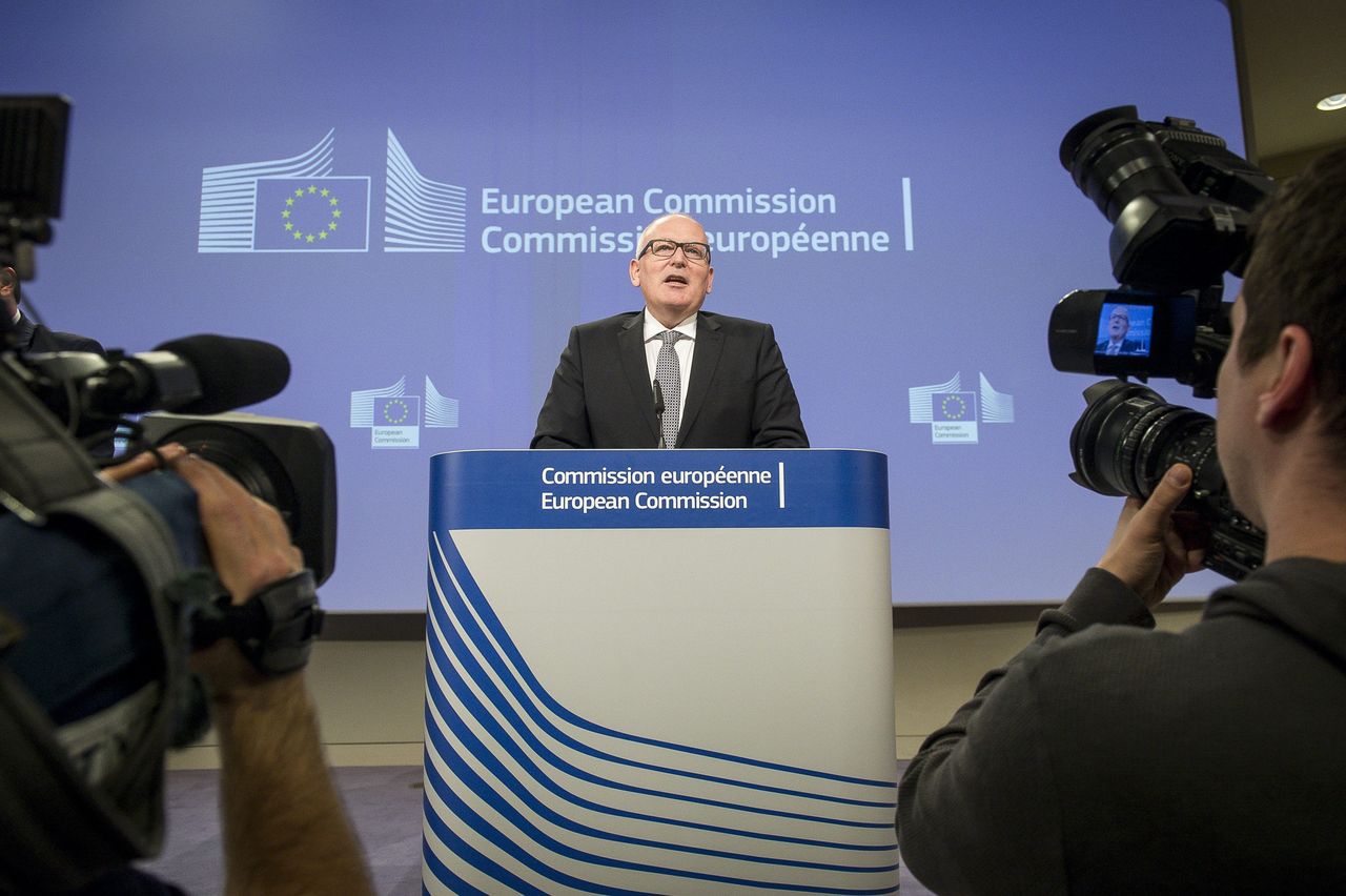 Frans Timmermans krytykuje zmiany w sądownictwie w Polsce. Jest reakcja MSZ