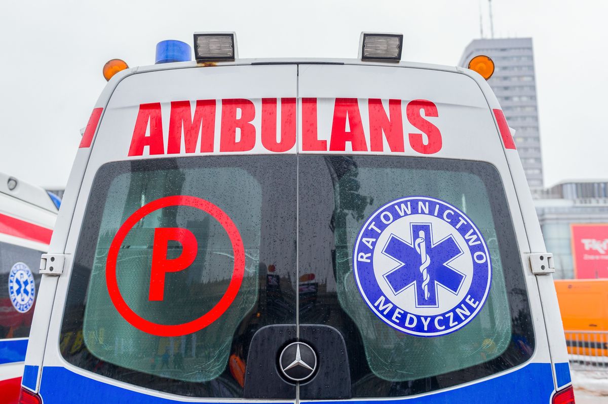 Wypadek karetki w Warszawie. Jedna osoba ranna