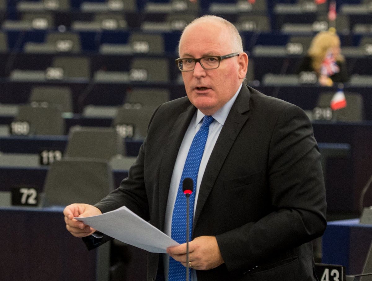 Frans Timmermans wykorzystuje unijny profil na Twitterze do prywatnych celów