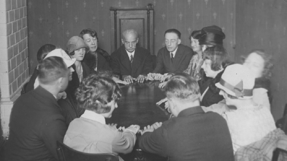 Seans spirytystyczny z udziałem medium Jana Guzika