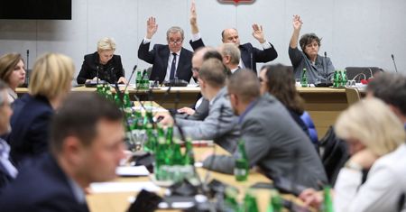 13. emerytura. Skąd pieniądze? Sejmowa komisja zmienia decyzję Senatu