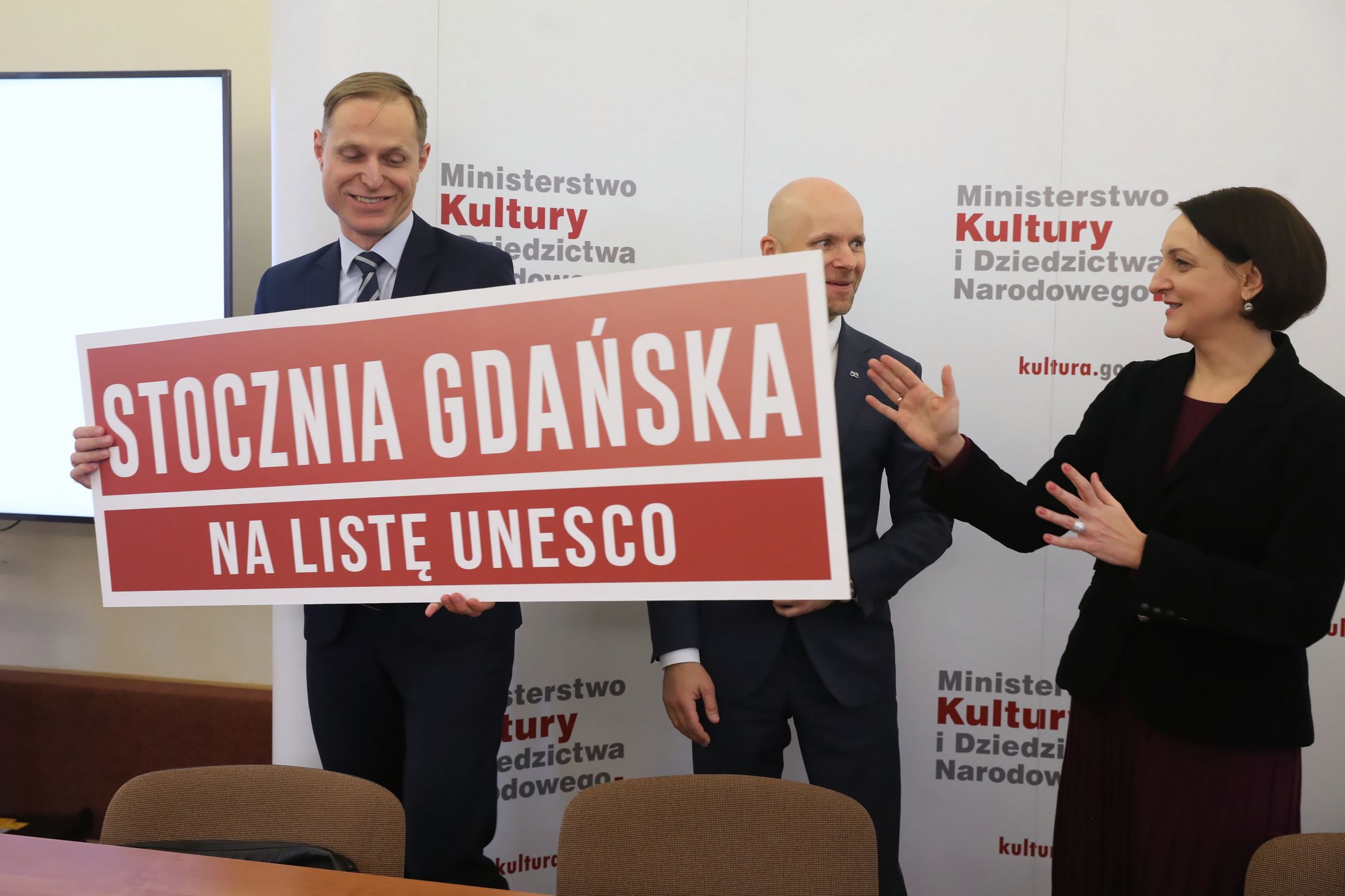 Podsekretarz stanu w Ministerstwie Kultury i Dziedzictwa Narodowego, generalny konserwator zabytków prof. Magdalena Gawin (2P), wiceprezydent miasta Gdańska Alan Aleksandrowicz (2L) oraz dyrektor Narodowego Instytutu Dziedzictwa Bartosz Skaldawski (L) podczas konferencji prasowej poświęconą wpisaniu Stoczni Gdańskiej na Listę światowego dziedzictwa UNESCO, 4 bm. w siedzibie Departamentu Ochrony Zabytków MKiDN w Warszawie. 