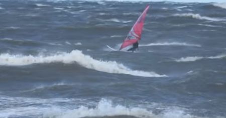 "Skrajna brawura." Windsurfer igrał ze sztormem w Zatoce Gdańskiej