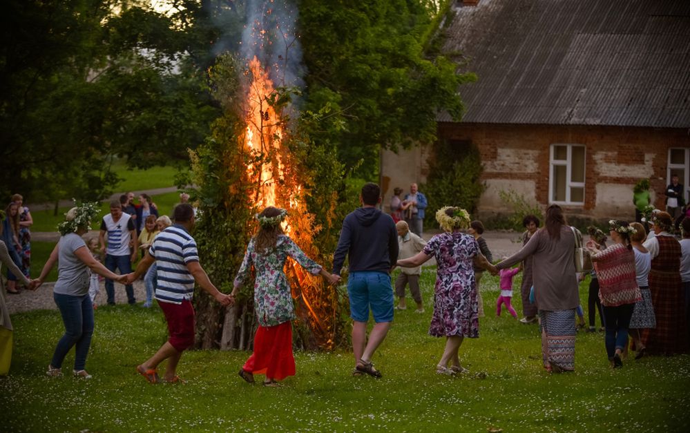 Noc Kupały. W Europie tradycja wicia wianków jest wciąż żywa