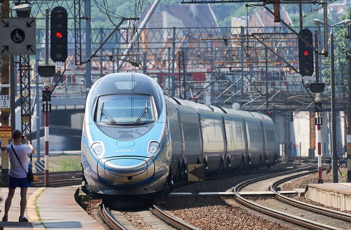 Godzina 6.40. Nagle w Pendolino rozległ się hymn