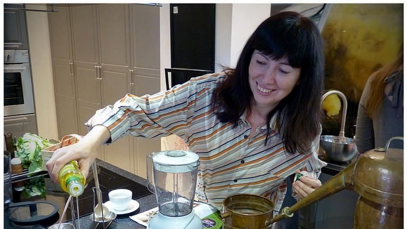 Katarzyna Kochańska w swojej kuchni wyczarowuje olejkowe cuda.