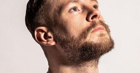Sebastian Fabijański o dorastaniu w cieniu alkoholizmu taty. "Półtora roku po śmierci ojca wylądowałem w szpitalu psychiatrycznym"