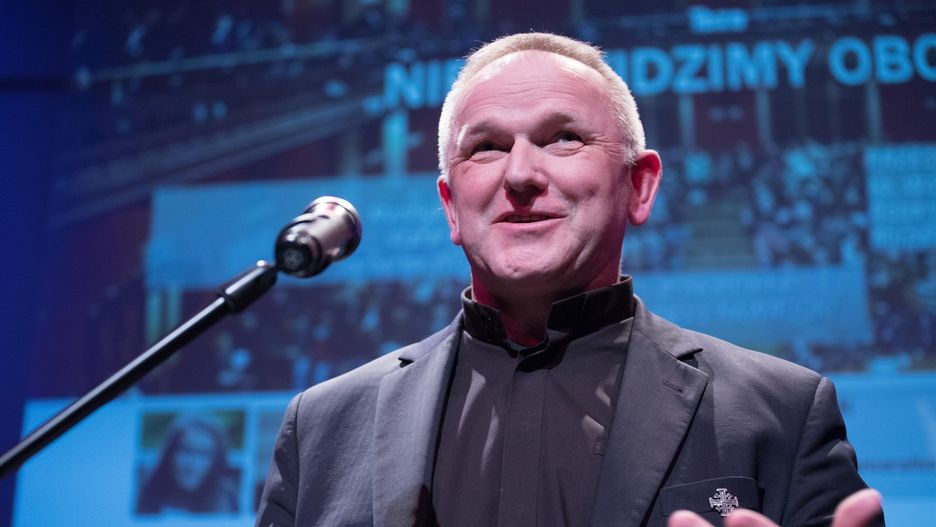 Ks. Lemański krytykuje archidiecezję warszawską za milczenie w sprawie pedofilii.