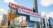Zniszczone tablice z nazwą ul. Lecha Kaczyńskiego w Gdańsku. Przetrwały jeden dzień