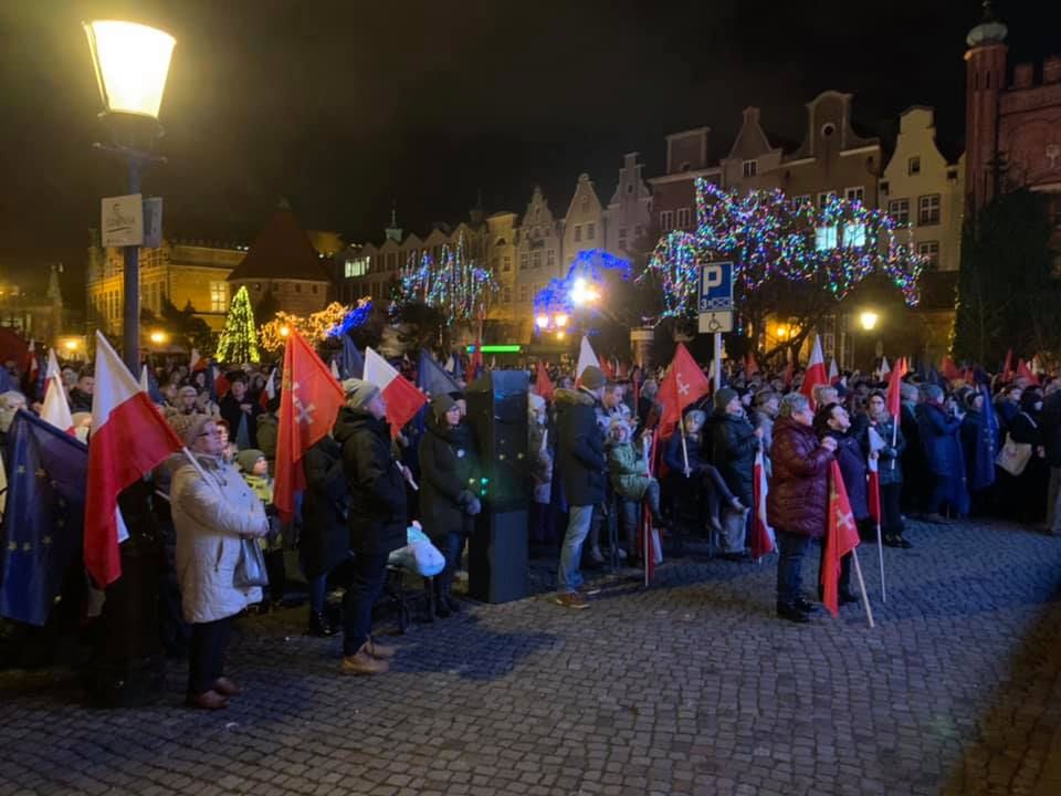 Gdańsk wspomina Pawła Adamowicza. "Nie możemy się dać zastraszyć terrorowi"