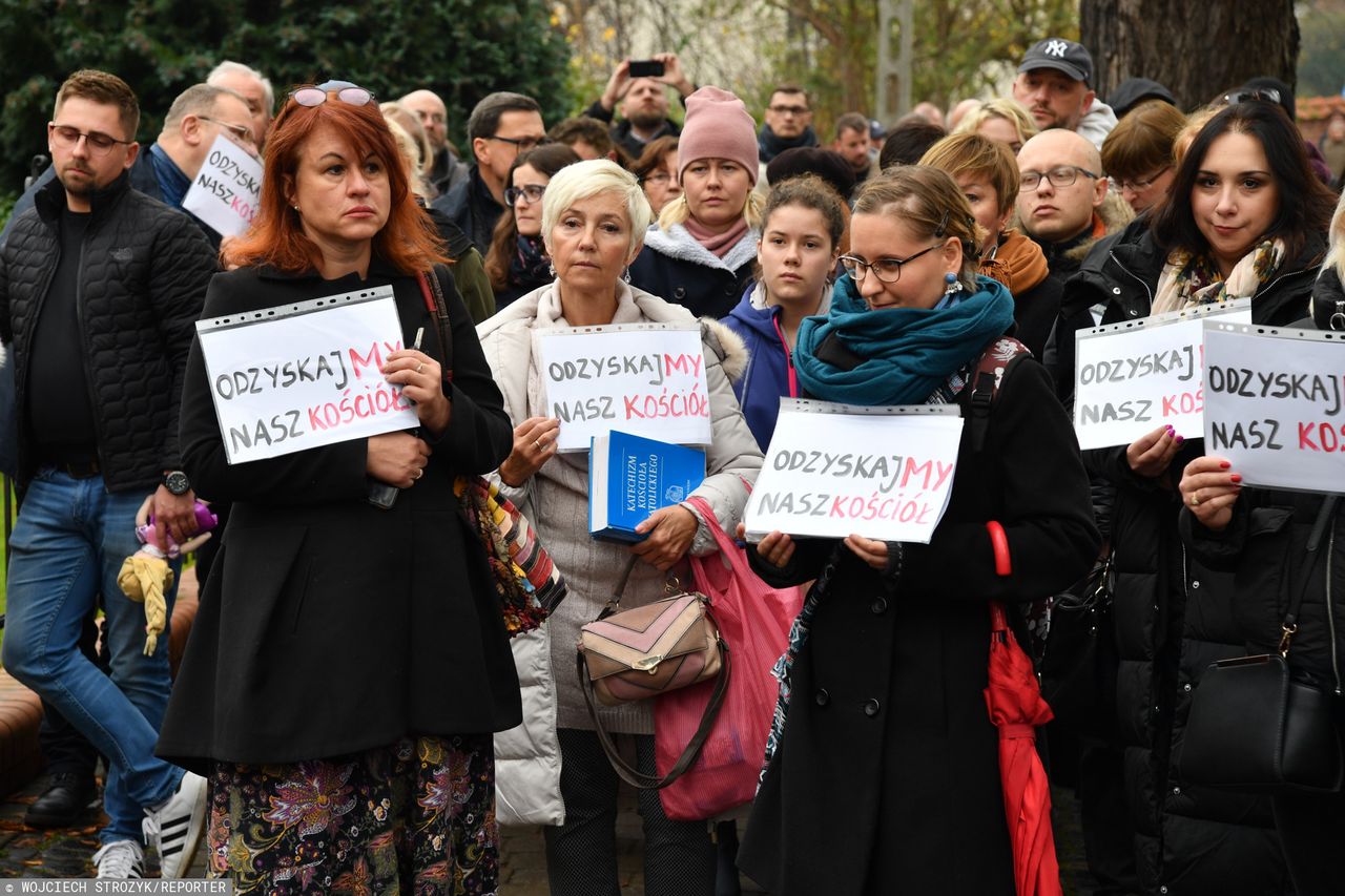 Protest ws. abpa Sławoja Leszka Głódzia. "Musimy – my świeccy – przerwać nasze milczenie"