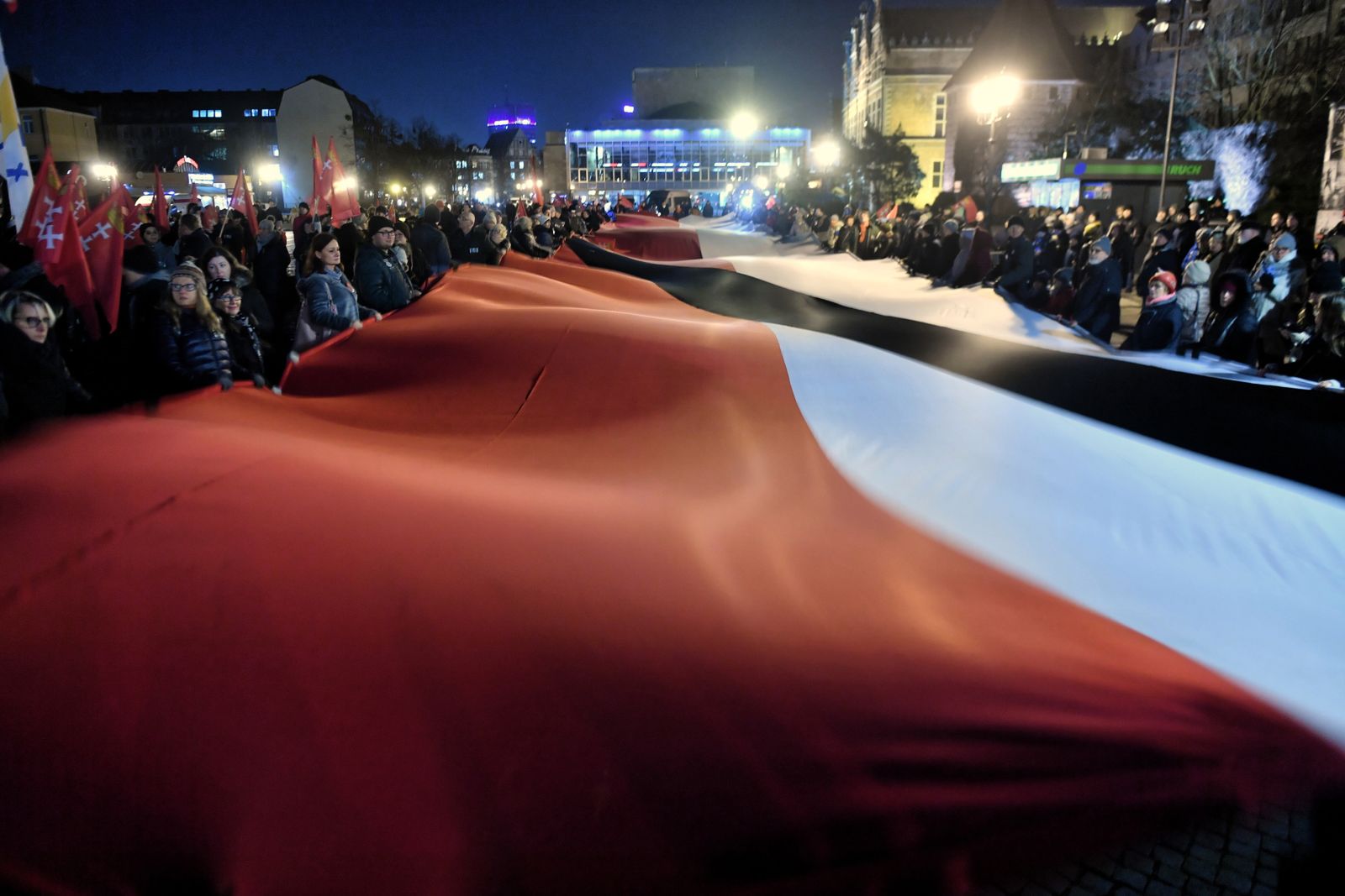 Tysiące gdańszczan zgromadziło się na Targu Węglowym, by oddać hołd Pawłowi Adamowiczowi