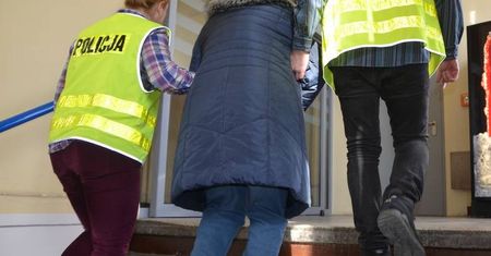 Gdańsk. Przez lata wyłudzała pieniądze od niepełnosprawnych. Kobieta usłyszała 49 zarzutów