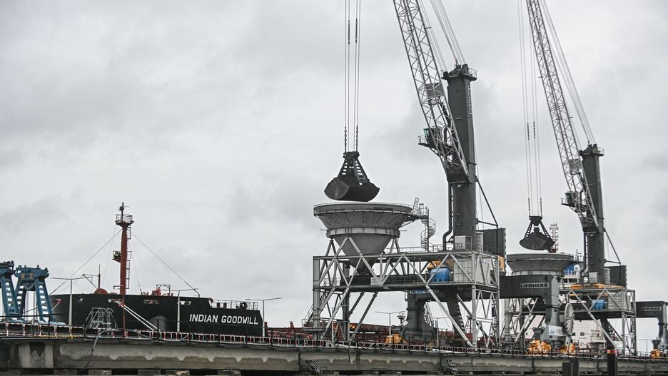 Gdańsk. Działacze Greenpeace weszli na żurawie
