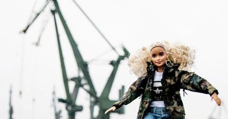 Wędrujące dżinsy lalek Barbie. Projekt wystartował w Gdańsku