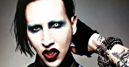 Wywrócone niebo jest rozkosznie diaboliczne. Mieszkają w nim seksowne zakonnice i morderca Donalda Trumpa. Manson wydał właśnie swój 10. album