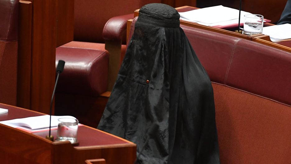 Pauline Hanson podczas obrad Senatu