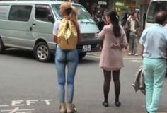 Przyjrzyj się uważnie – to nie jeansy. Tak wyszła na ulicę!