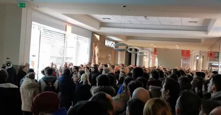 Otwarcie sklepu Xiaomi, czyli bitwa w galerii nagrana z samego środka. "Zagniotą nas!"