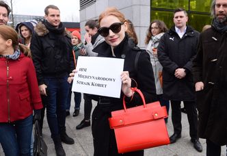 Tłumy Polek i Jessica Chastain protestują w Międzynarodowym Dniu Kobiet! (ZDJĘCIA)