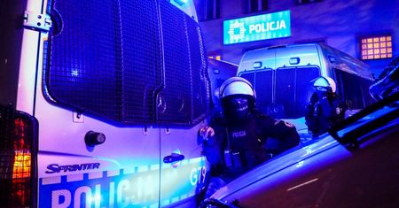Makabra w Kaliszu. Mieli udusić kablem, a ciało ukryć w dywanie. Postawiono zarzuty
